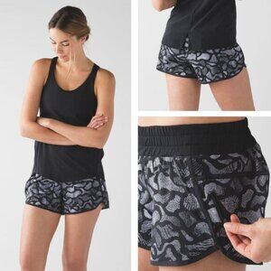 LULULEMON Tracker Short IV Size 12 Mini Warp White Black / Black